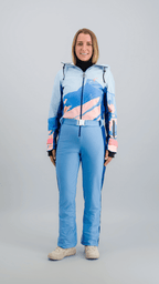 Modèle en combinaison de ski Fuzance bleu glacier, prête pour les pistes, avec détails techniques modernes.