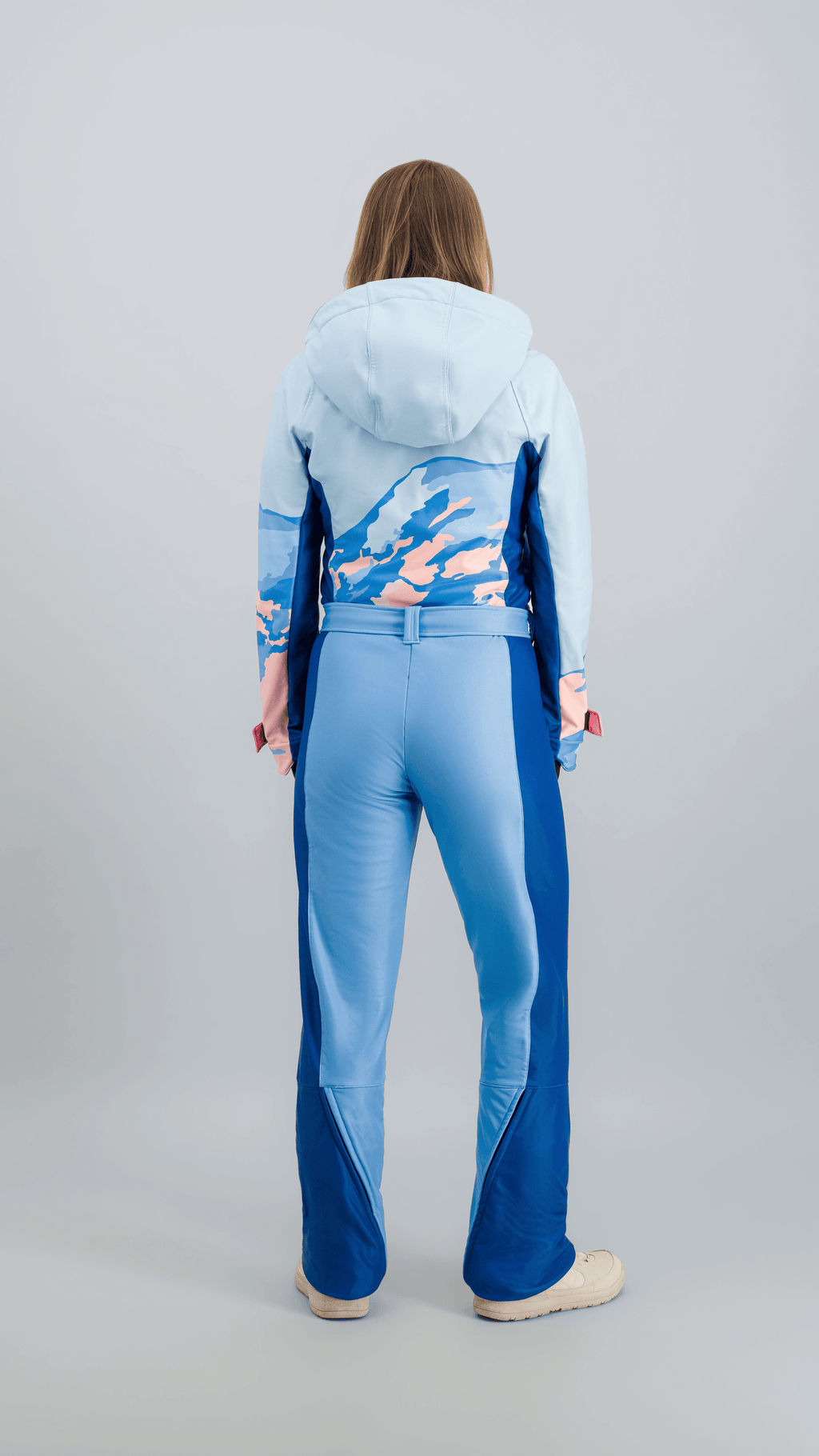 Combinaison de ski bleue vue de dos, inspirée des années 80
