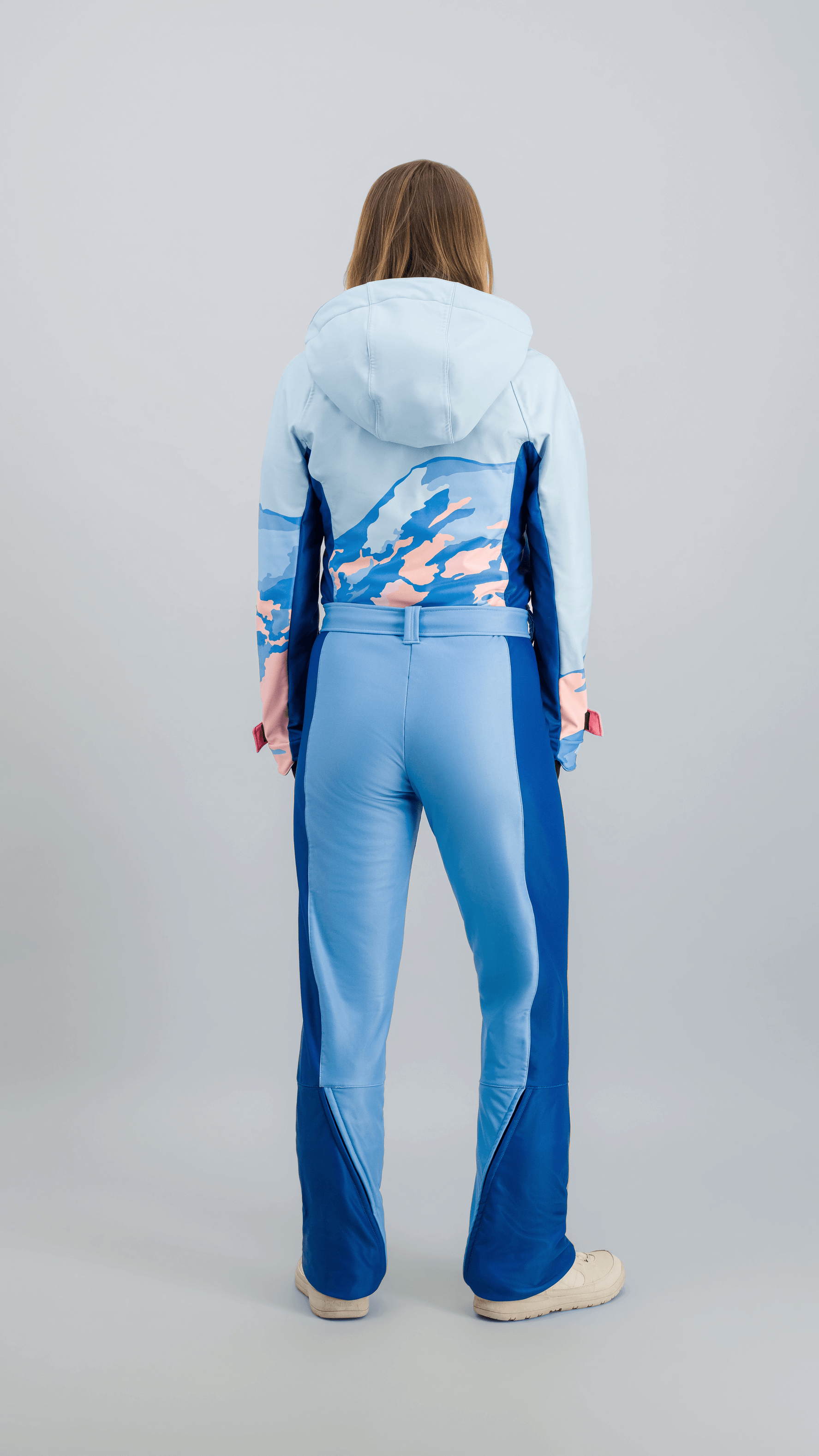 Combinaison de ski bleue vue de dos, inspirée des années 80