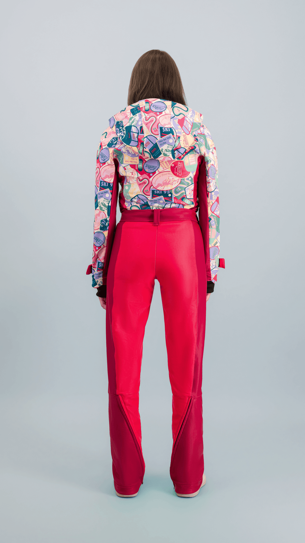 Combinaison de ski Rouge Forfait vue de dos, avec motifs vintage et couleurs éclatantes, évoquant le style rétro du ski.
