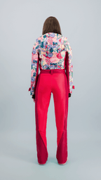 Combinaison de ski Rouge Forfait vue de dos, avec motifs vintage et couleurs éclatantes, évoquant le style rétro du ski.