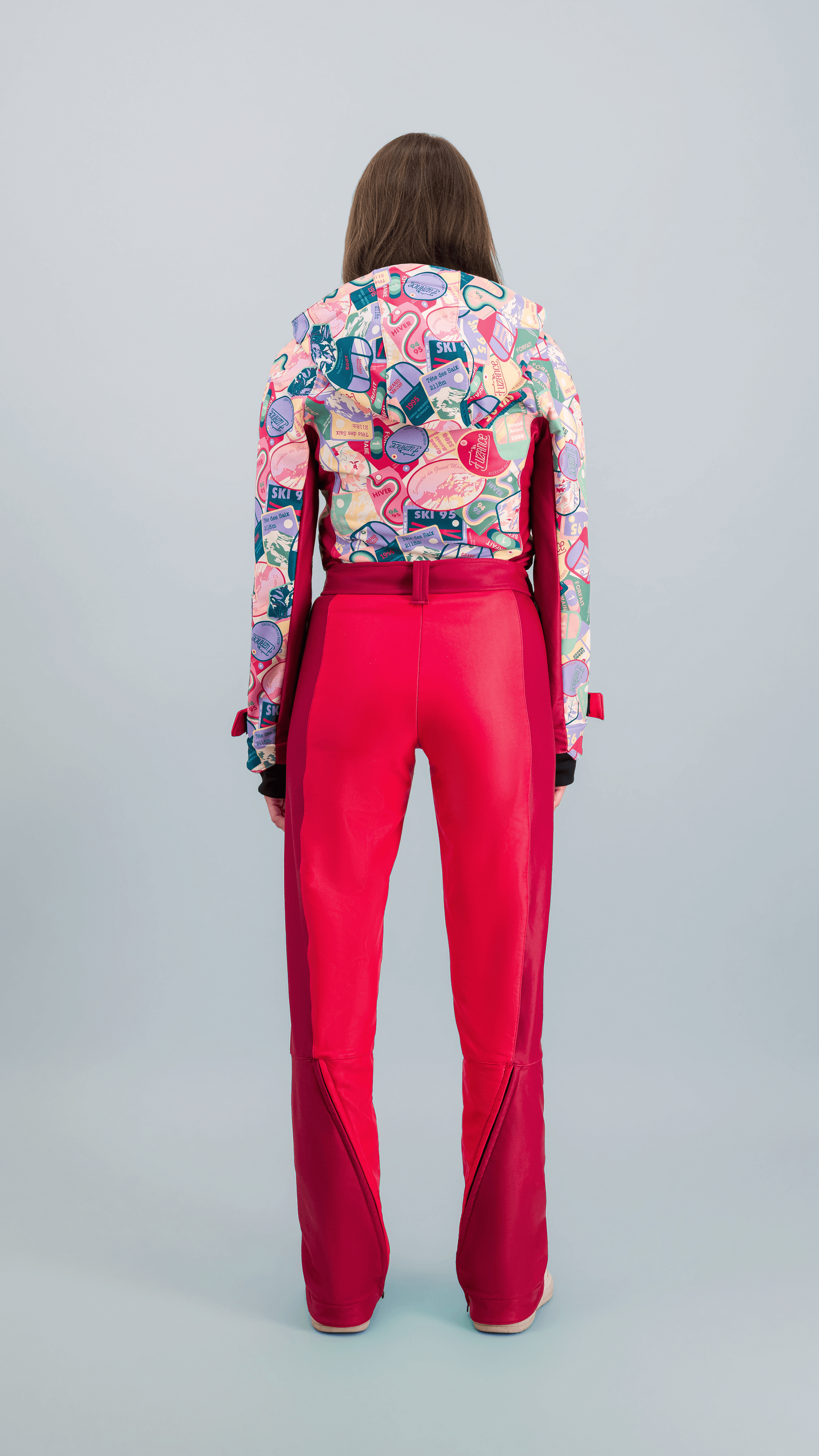 Combinaison de ski Rouge Forfait vue de dos, avec motifs vintage et couleurs éclatantes, évoquant le style rétro du ski.