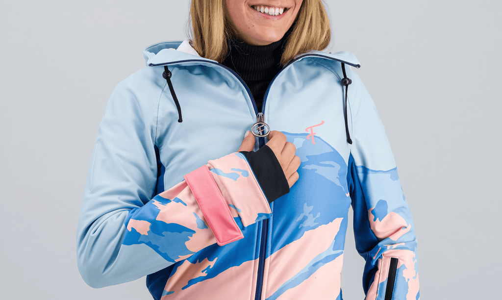 une combinaison de ski Fuzance bleu glacier, motif épuré et style vintage revisité.