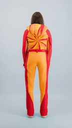 Combinaison de ski Helios vue de dos, en rouge et orange, inspirée des années 80 pour un style audacieux sur les pistes.