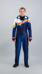 Modèle en combinaison de ski Fuzance Slalom Graphique, inspirée du style rétro des années 80, prêt à descendre les pistes.