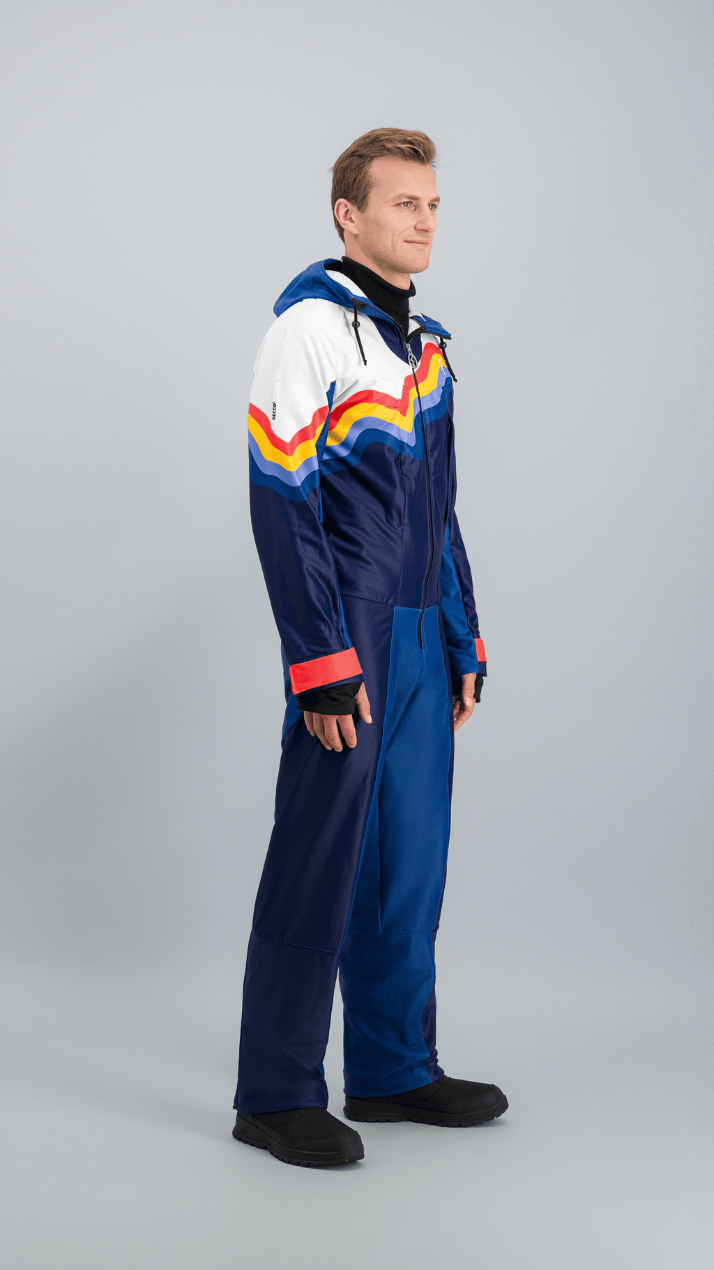 Vue de face d’une combinaison de ski homme Slalom Graphique avec imprimé topographique multicolore, sur fond gris clair.