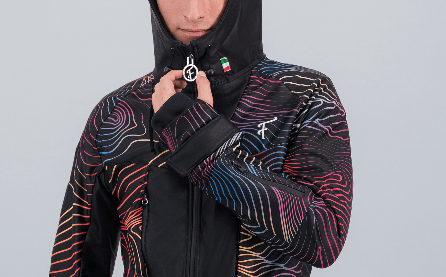 Combinaison de ski homme Piste Noire Fuzance, détail motif graphique multicolore buste